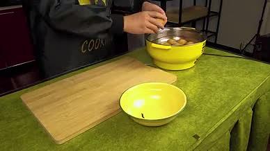 用空气炸锅制作葱花烤鸡蛋4k实拍视频视频的预览图